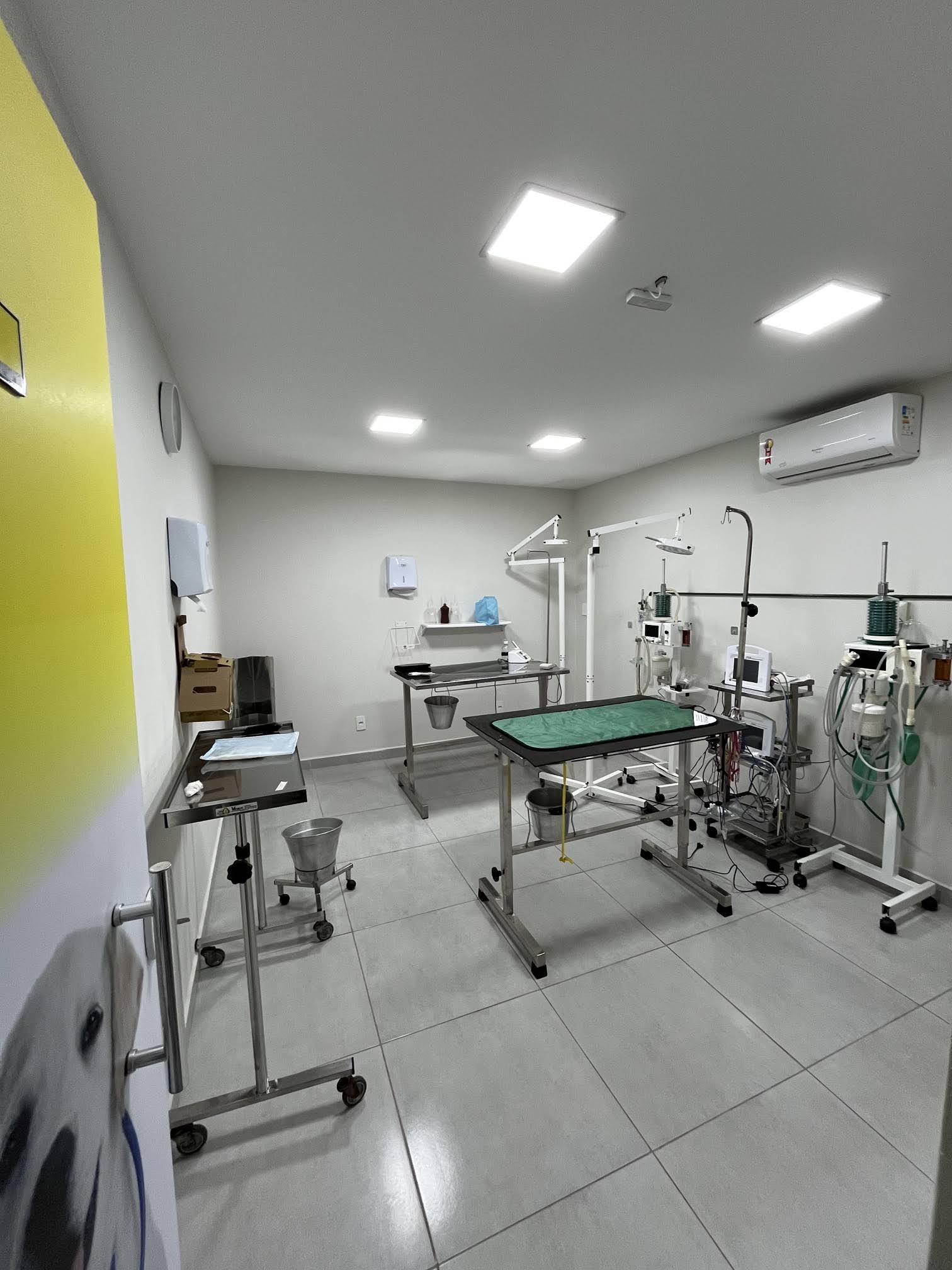 Centro cirúrgico da AmparaVet, com mesa e equipamentos veterinários
